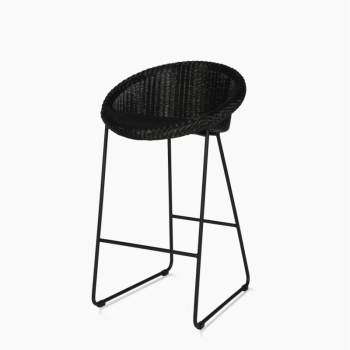 Tabouret de comptoir Vincent Sheppard Joe en noir avec siège tissé et base traîneau.