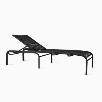 Chaise longue Vincent Sheppard Loop en noir avec un design en corde tressée, dossier réglable et cadre métallique élégant.