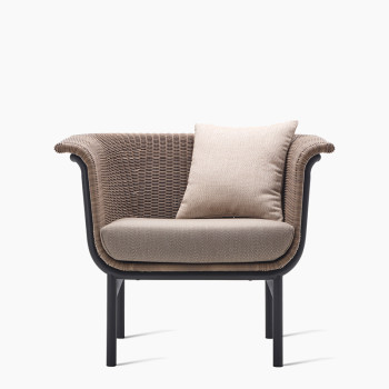 Vincent Sheppard Wicked loungestoel in zwart en taupe, met een geweven ontwerp en bijpassende kussens voor extra comfort.