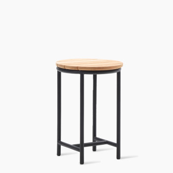  Table d'appoint Wicked de Vincent Sheppard avec un plateau en bois naturel et un cadre en métal noir, au design épuré et minimaliste.