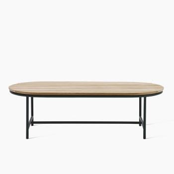 Table basse Wicked de Vincent Sheppard avec un plateau en bois naturel et un cadre en métal noir, dotée d'un design ovale allongé.