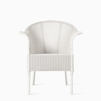 Chaise de salle à manger Monte Carlo de Vincent Sheppard en blanc avec un design en rotin tressé, dotée d'accoudoirs courbés et d'un dossier haut.