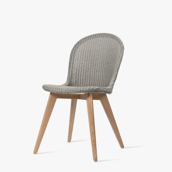 Vincent Sheppard Yann dining chair with an oak base in pebble colour.