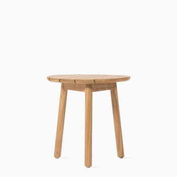 Table d'appoint Vincent Sheppard Anton en bois de teck naturel avec un plateau rond et quatre pieds robustes.