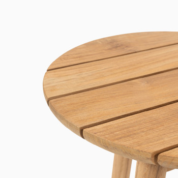 Close-up detail of the Vincent Sheppard Anton side table in natural teak, showcasing the slatted round tabletop and smooth wood grain