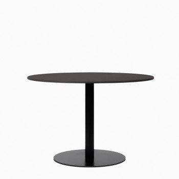 Table bistrot Vincent Sheppard Doris avec un plateau rond en HPL (Stratifié Haute Pression) noir et un pied central noir assorti.