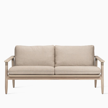 Vincent Sheppard David tweezits lounge sofa met een verouderd teakhouten frame, greige touwaccenten en amandelkleurige kussens.