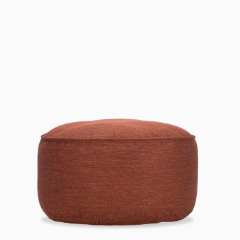 Vincent Sheppard Olaf Outdoor-Pouf in der Farbe Spice, mit einem runden, gepolsterten Design für Sitzgelegenheiten im Freien.