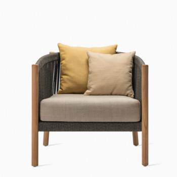 Vincent Sheppard Lento lounge chair in teak/anthracite with an almond cushion and decorative yellow cushions.