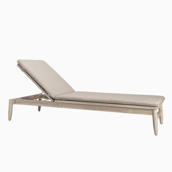 Chaise longue Vincent Sheppard David avec cadre en teck vieilli et accents en corde greige, dotée d'un coussin couleur amande.