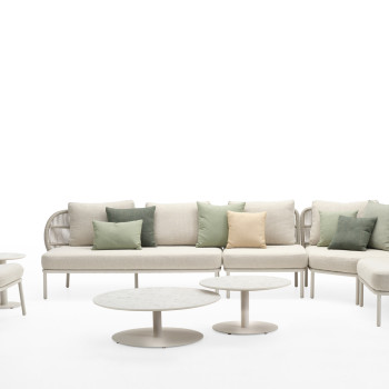 : Vincent Sheppard Kodo modulares Sofa und Kodo Cocoon in dune white mit lime white Kissen und Dekokissen, begleitet von Kodo runden Couchtischen und einem Kodo Beistelltisch in shards mit dune white Beinen.