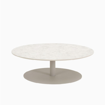 Table basse ronde Vincent Sheppard Kodo avec un plateau au motif d'éclats et un pied blanc dune.