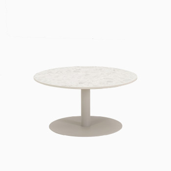 Table basse ronde Vincent Sheppard Kodo avec un plateau au motif d'éclats et un pied blanc dune.