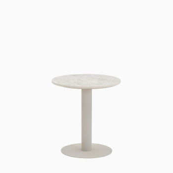 Table d'appoint ronde Vincent Sheppard Kodo avec un plateau au motif d'éclats et un pied blanc dune.