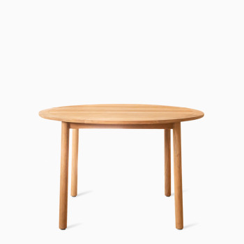 : Table à manger Vincent Sheppard Axel avec finition en chêne naturel, plateau rond simple et pieds fins.