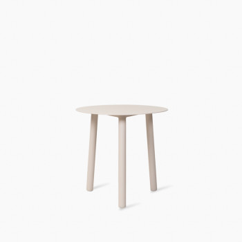  Table d'appoint Vincent Sheppard Lilo en blanc dune avec un plateau rond et trois pieds cylindriques.