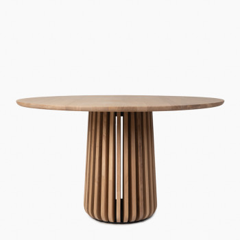 Vincent Sheppard Maru dining table in natural oak varnish, featuring a round top with a distinctive slatted base design.