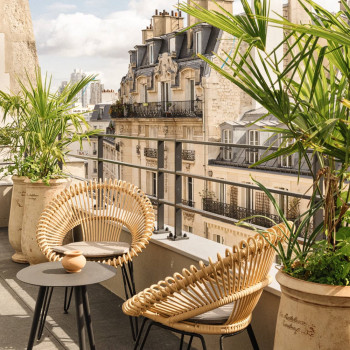 Blick vom Balkon des Bloom House Hotel & Spa in Paris mit den Roy Lazy Chairs von Vincent Sheppard und Pflanzen