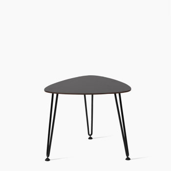 Petite table d'appoint Rozy de Vincent Sheppard avec plateau triangulaire noir et pieds métalliques fins