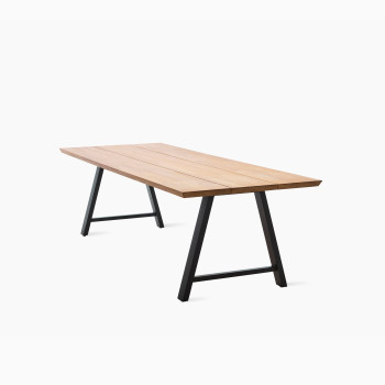 Table à manger Matteo de Vincent Sheppard avec plateau en bois clair et pieds en métal noir dans un design en cadre en A incliné