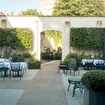 Terrasse jardin de l'Hôtel Cobergher à Courtrai avec des chaises de salle à manger, des fauteuils et des tables de la collection Loop