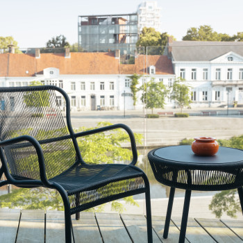  Balkon eines Hotelzimmers im Cobergher Hotel mit einem Loop Loungesessel und Loop Beistelltischen