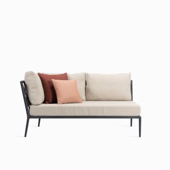  Rechter Teil des modularen Leo-Sofas mit beigen Kissen und orangenen Akzentkissen.