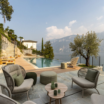 Außenterrasse im Breakwater Bellagio mit Blick auf den See, ausgestattet mit Kodo Lounge-Stühlen, Kodo Cocoon, Kodo Schaukelstuhl, Maya Lampen, Anton Couchtisch und Anton Beistelltischen.