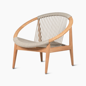 Vincent Sheppard Frida lounge chair in Dune White, shown at a 45-degree angle with a wooden frame and light woven backrest.