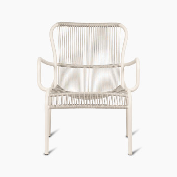 Vue de face du fauteuil Lounge Loop en blanc dune, avec un design en corde tissée et des accoudoirs incurvés.