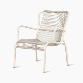 Schuine aanzicht van de Loop Lounge Chair in duinwit, met een geweven touwontwerp, gebogen armleuningen en slank metalen frame.