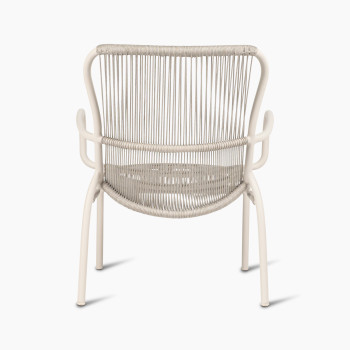 Achteraanzicht van de Loop Lounge Chair van Vincent Sheppard in dune white, met de geweven rugleuning en het gebogen metalen frame.