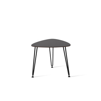 Table d'appoint Rozy par Vincent Sheppard avec un plateau triangulaire noir et des pieds en métal noir fins.