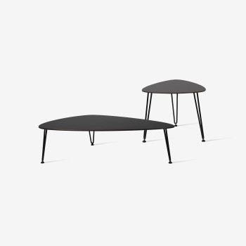 Ensemble Rozy par Vincent Sheppard comprenant une table d'appoint triangulaire noire et une table basse assortie avec des pieds en métal noir fins.