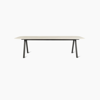 Vincent Sheppard Kodo eettafel met een fossielgrijs frame en Portland blad, met een lengte van 280 cm.