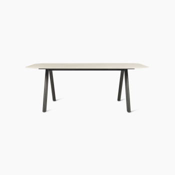 Vincent Sheppard Kodo eettafel met een fossielgrijs frame en Portland blad, met een lengte van 210 cm.