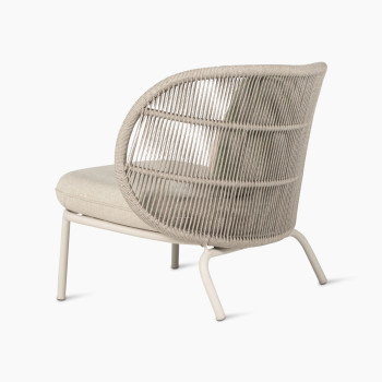 Fauteuil lounge Kodo par Vincent Sheppard en blanc Dune avec siège amande, coussins décoratifs blush et vert olive, vue arrière.