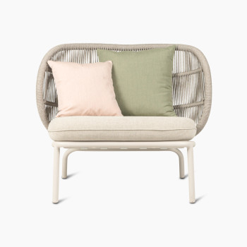 Fauteuil Kodo par Vincent Sheppard en blanc dune avec assise en amande et coussins blush et vert olive, vue de face.