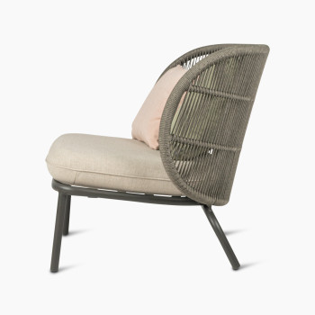 Fauteuil lounge Kodo en gris fossile avec siège amande et coussins décoratifs blush et vert olive par Vincent Sheppard, vue latérale.