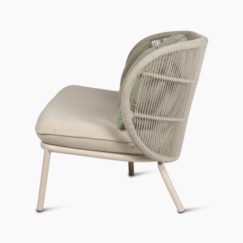 Vue latérale du canapé lounge Kodo en blanc Dune avec coussin de siège amande et coussins décoratifs en vert olive et blush par Vincent Sheppard.