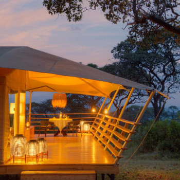 Chaise de salle à manger Mona associée à des lanternes Tika aux Bushtop Camps, dans un cadre magnifique de soirée safari