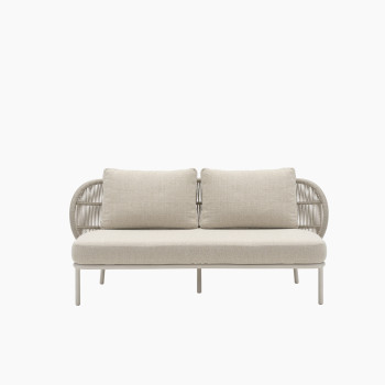 Vincent Sheppard Kodo modulares 2-Sitzer-Sofa in Dune White mit Lime White Kissen, mit gewebter Rückenlehne und minimalistischem Metallrahmen.