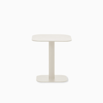 : Table d'appoint Vincent Sheppard Kodo en Dune White/Portland avec un plateau carré minimaliste et des bords arrondis, soutenue par un pied central.