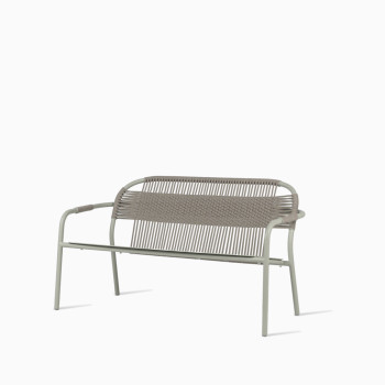 Cleo Loungesofa in Salbeigrün mit geflochtener Rückenlehne und schlankem Metallrahmen, minimalistisches Design.