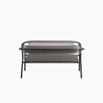 Rückansicht des Cleo Loungesofas in Fossilgrau mit geflochtener Rückenlehne und schlankem Metallrahmen im minimalistischen Design.