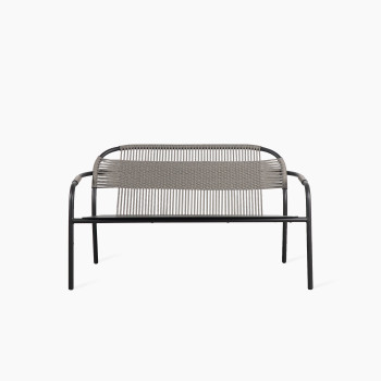 Cleo Loungesofa in Fossilgrau mit geflochtener Rückenlehne und schlankem schwarzen Metallrahmen im minimalistischen Design.