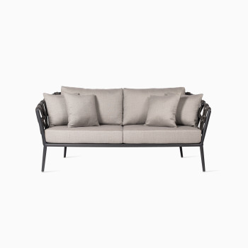 Leo-Loungesofa von Vincent Sheppard mit schlankem schwarzem Metallrahmen und beigen Kissen.