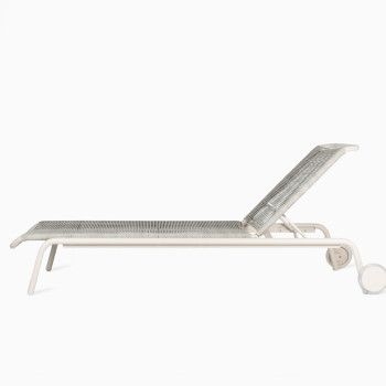 Chaise longue Kodo en blanc dune avec dossier réglable et design tressé.