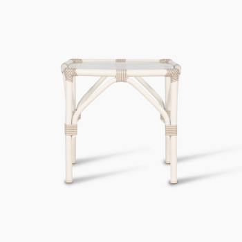 Table d'appoint Lucy de couleur blanc cassé avec un cadre en osier, vue de face. Le design présente des détails tressés et une structure minimaliste.