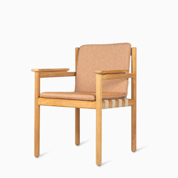 Oda dining chair by Vincent Sheppard with a Sienna-coloured cushion, designed for outdoor use, featuring a teak frame and woven detailing, 45° angled view.